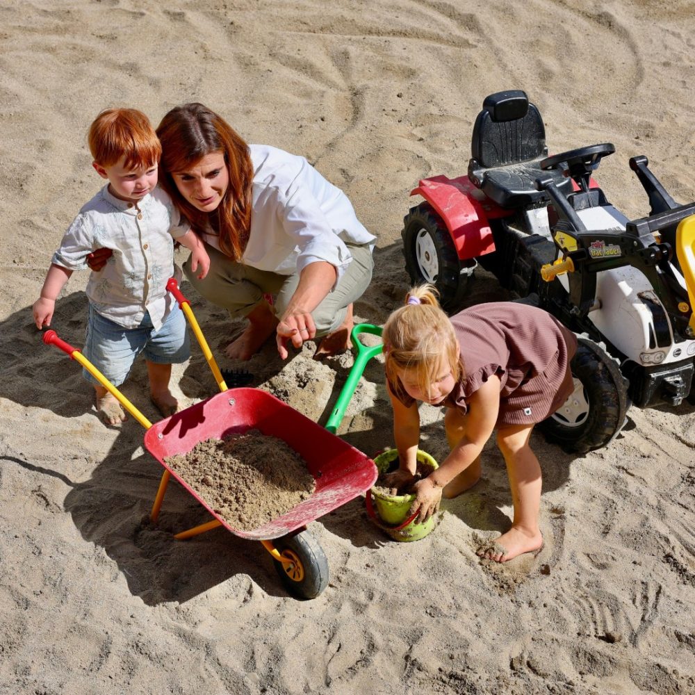 Familie-am-Strand-Cavallino-Bianco-Caorle-Venezia (Large)